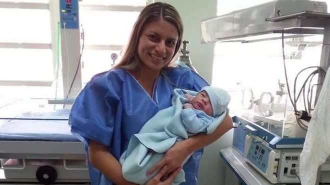 Felimar Duque con un bebé recién nacido