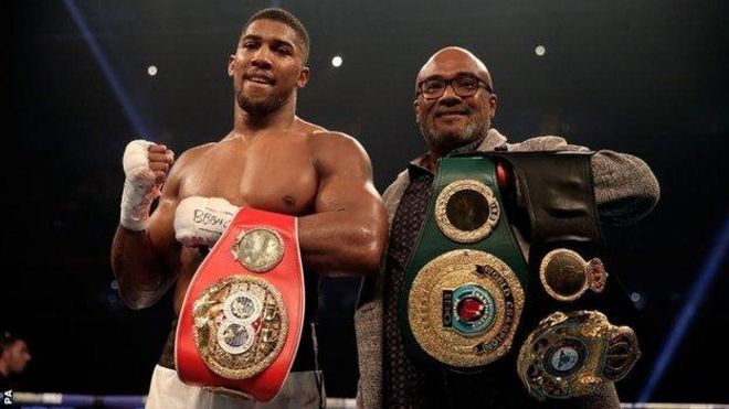 Antony Joshua akiwa na baba yake baada ya kumchapa Carlos Takam