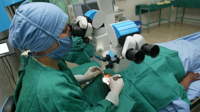 Una doctora cubana realiza una intervención oftalmológica en una clínica en Santa Cruz, Bolivia