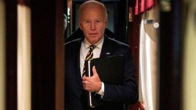 El presidente Joe Biden camina por un pasillo hasta su cabina en un tren después de una visita sorpresa al presidente ucraniano Volodymyr Zelenskiy.