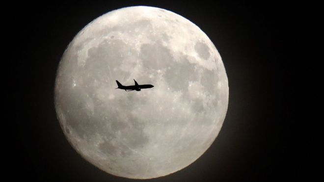 Самолет на фоне полной луны