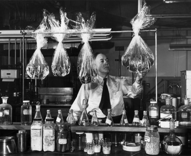Доктор Уильям Хейл Чарч демонстрирует, как он разработал влагостойкий целлофан в 1920-х годах