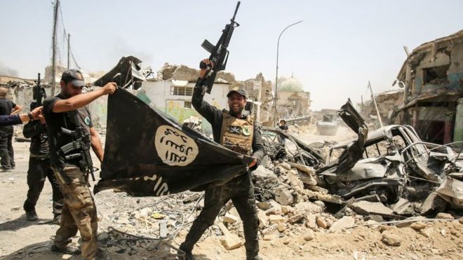 Yihadistas con la bandera del Estado Islámico.