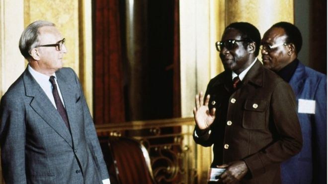 Роберт Мугабе (справа) на фото с министром иностранных дел Великобритании лордом Каррингтоном в Ланкастер-хаусе в