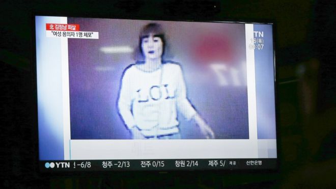 Televisi Korea Selatan menampilkan gambar sang gadis berkaus 'LOL' yang diduga terlibat dalam pembunuhan kakak tiri pemimpin Korea Utara.