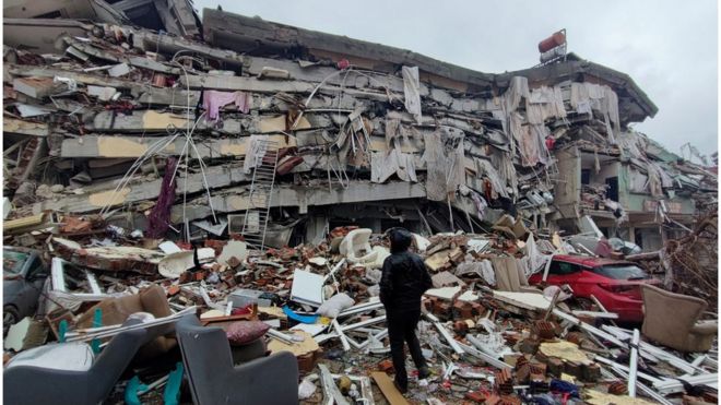 Edificio hundido en el terremoto de Turquía.