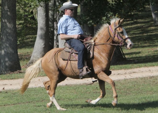 Рой Мур едет на своем коне Сасси, чтобы проголосовать на выборах второго тура Республиканской партии 26 сентября 2017 года в Галланте, штат Алабама