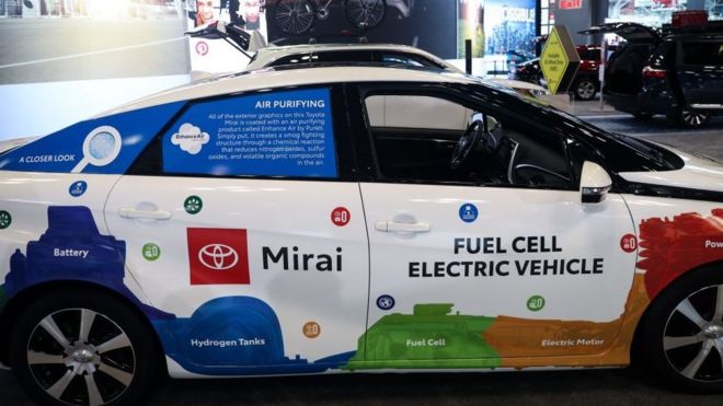 Модель автомобиля Toyota Mirai демонстрируется во время Нью-Йоркского международного автосалона 18 апреля 2019 года в Нью-Йорке, США.