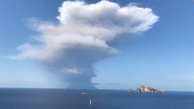 Stromboli volcano has violently erupted, killing a tourist in Italy. _107735657_mediaitem107735656