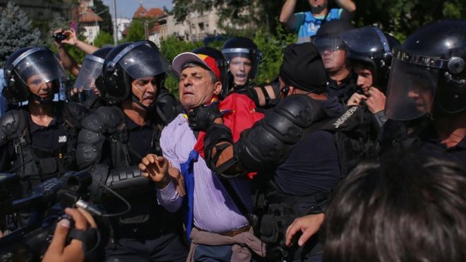 Полиция схватила протестующего в Румынии
