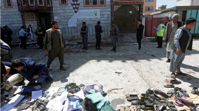 Одежда и сандалии видны на месте взрыва бомбы смертником в Кабуле, Афганистан (22 апреля 2018 года)