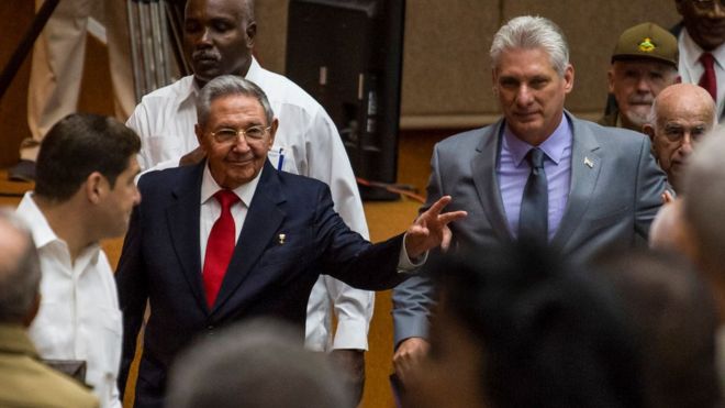 Рауль Кастро (слева) и Мигель Диас-Канель (слева) прибывают на сессию Национального собрания в Гаване, 18 апреля