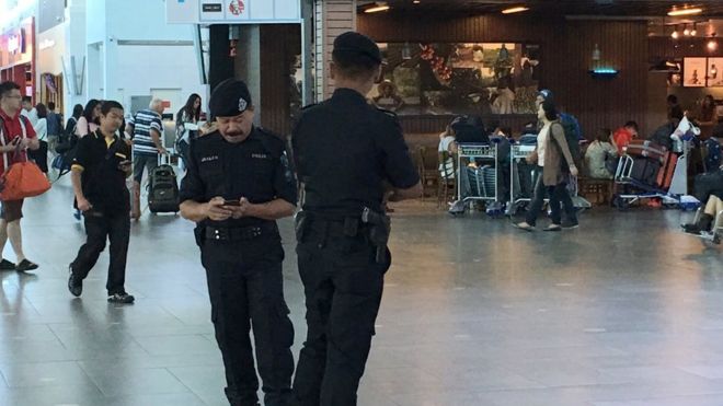 полиция в аэропорту Куала-Лумпур