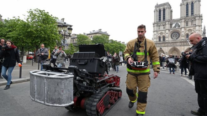 Un bombero se aleja de la catedral de Notre Dame