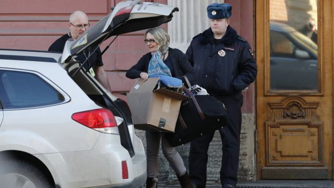 Женщина несет сумки, когда она покидает Генеральное консульство США в Санкт-Петербурге, Россия, 30 марта 2018 года