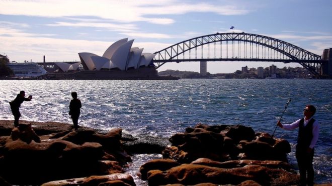 Туристы в гавани Сиднея