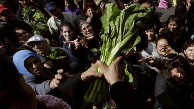 Productores regalan verduras en Buenos Aires