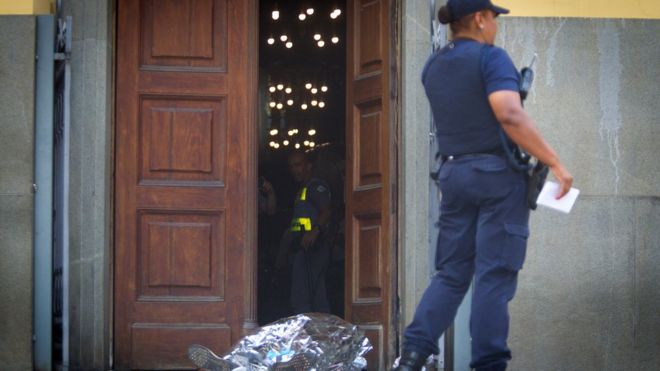 Corpo coberto de vítima de atentado na Catedral de Campinas