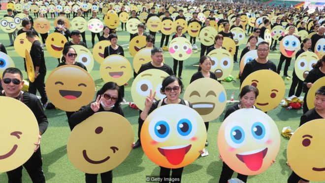 Vào tháng 5, 932 người ở Fuyang, Trung Quốc đã tập hợp để lập kỷ lục thế giới Guinness về sô người lớn nhất mặc quần áo có emoji hình mặt người.