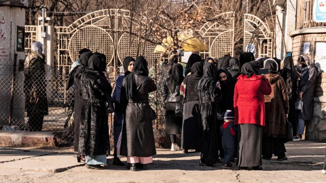 منع حضور دانشجویان و استادان زن در دانشگاه‌ها، آنها با در بسته دانشگاه کابل روبرو شدند