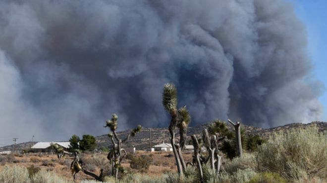 Дым заполняет небеса от огня Bluecut в Национальном лесу Сан-Бернардино