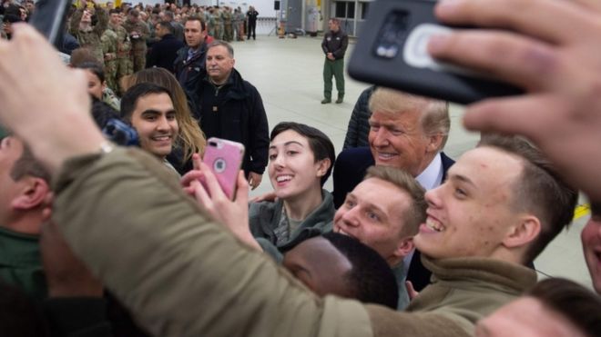 Президент США Дональд Трамп приветствует военнослужащих США во время остановки на авиабазе Рамштайн в Германии, 27 декабря