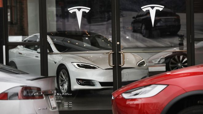 Автомобиль Tesla выставлен в автосалоне в автосалоне Бруклина Тесла 4 апреля 2017 года в Нью-Йорке.