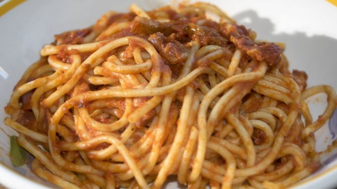 Plato de espaguetis a la amatriciana.