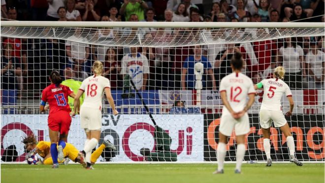 Стеф Хоутон из Англии не реализует пенальти, назначенный через VAR во время полуфинального матча женского чемпионата мира по футболу FIFA 2019 во Франции между Англией и Соединенными Штатами Америки