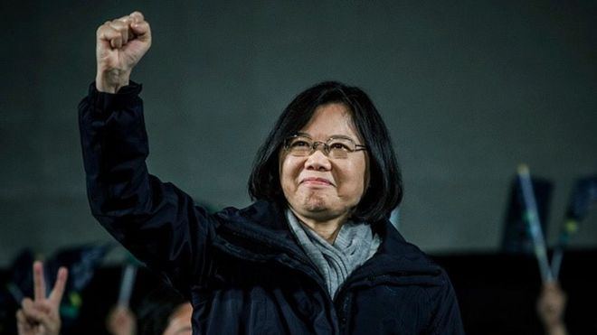 Кандидат в президенты Демократической прогрессивной партии (ДПС) Цай Ин-вэнь машет сторонникам во время предвыборной кампании перед президентскими выборами в Тайване 14 января 2016 года в Таоюане, Тайвань
