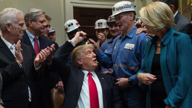 Trump junto a varios mineros