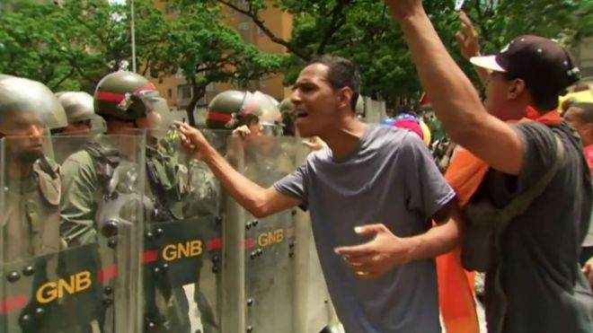 ベネズエラ緊迫　首都で市民と警察衝突