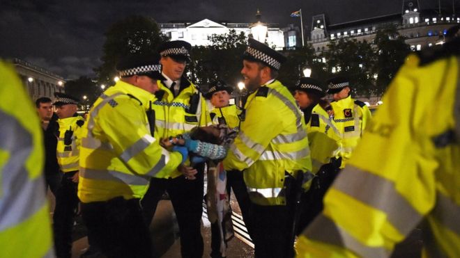 Полиция удаляет демонстранта «Восстание за вымирание» с Трафальгарской площади в центре Лондона.