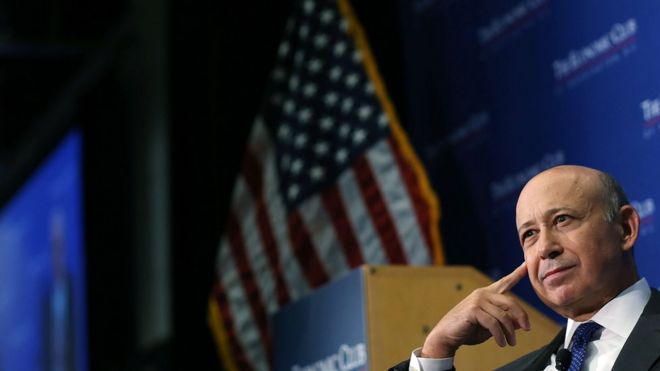 Ллойд Бланкфейн, председатель и исполнительный директор Goldman Sachs Group, слушает его вступительное слово перед выступлением на обеде Экономического клуба в Вашингтоне 18 июля 2012 года в Вашингтоне, округ Колумбия.