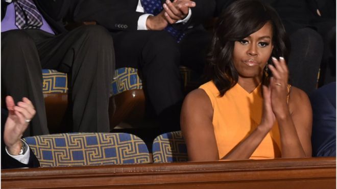 Первая леди США Мишель Обама сидит рядом с пустым стулом (слева), а ее муж Президент США Барак Обама выступает с заявлением о положении дел в США перед Совместной сессией Конгресса