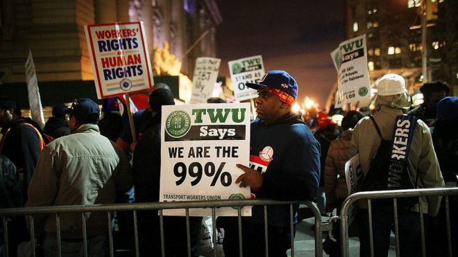Члены Транспортного союза и сторонники «Оккупируй Уолл-стрит» протестуют 15 декабря 2011 года в Нью-Йорке