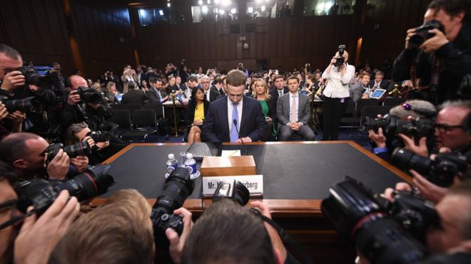 Генеральный директор Facebook Марк Цукерберг прибывает для дачи показаний перед совместными слушаниями в сенатском комитете по торговле, науке и транспорту США и судебном комитете сената на Капитолийском холме 10 апреля 2018 года в Вашингтоне, округ Колумбия.