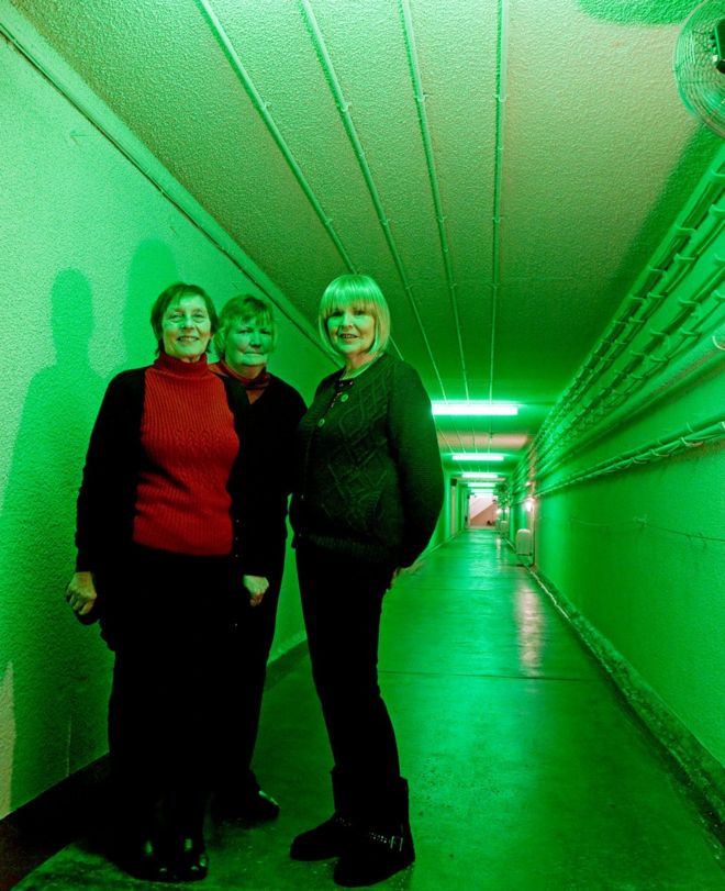 Пэт Леконби, Розмари Кристин Райт и Триш Алтофт в туннеле в бункере холодной войны в Холмптоне