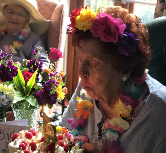 Иола Робертс задувает свечи на свой 87-й день рождения