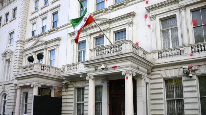سفارت ایران در لندن در هفته‌های اخیر بارها شاهد اعتراض‌های ایرانیان ساکن این شهر بوده که از معترضان در ایران حمایت می‌کردند
