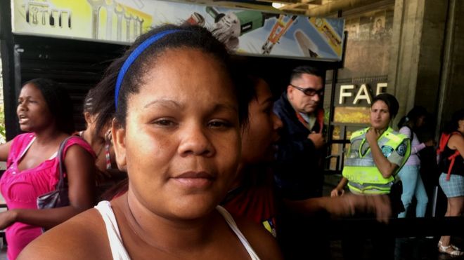 Майори разговаривает с BBC возле супермаркета в Каракасе