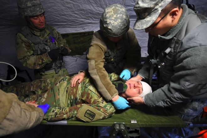 Американские солдаты оказывают первую помощь ложной жертве в палатке во время совместных медицинских эвакуационных учений в рамках ежегодных массовых военных учений, известных как Key Resolve и Foal Eagle, в госпитале южнокорейской армии в Коян, к северо-западу от Сеула, 15 Март 2017 года.