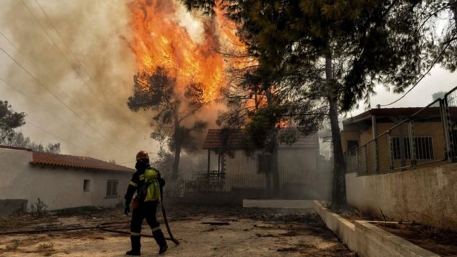 Пожарный справляется с пожарами на объекте в Греции