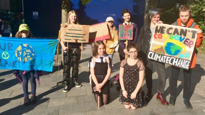 Ученики на марше по изменению климата в Эдинбурге. Фото: Энджи Браун