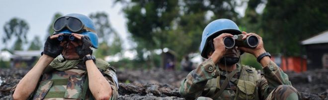Миротворцы миссии ООН в ДР Конго обследуют горизонт биноклями