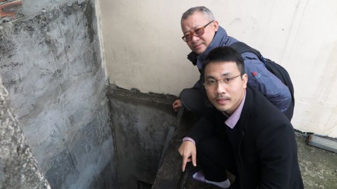 Luật sư Đặng Đình Mạnh và luật sư Ngô Anh Tuấn đi xem xét hiện trường - miệng hố ở nhà ông Lê Đình Kình - thời điểm 1 tháng sau khi diễn ra đụng độ của dân làng Hoành, Đồng Tâm, với cảnh sát rạng sáng 1/9/2020.