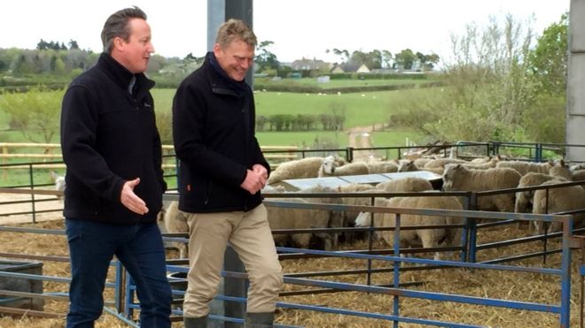 Дэвид Кэмерон с ведущим BBC Countryfile Томом Хипом