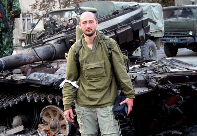 Arkady Babchenko ante un tanque en Osetia del Sur