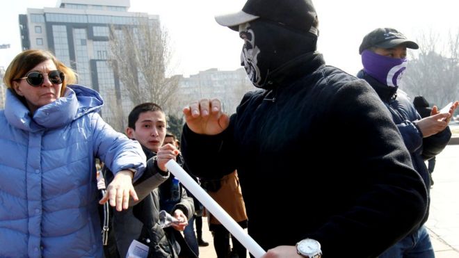 Мужчины в масках нападают на женщин, участвующих в марше в столице Кыргызстана Бишкеке