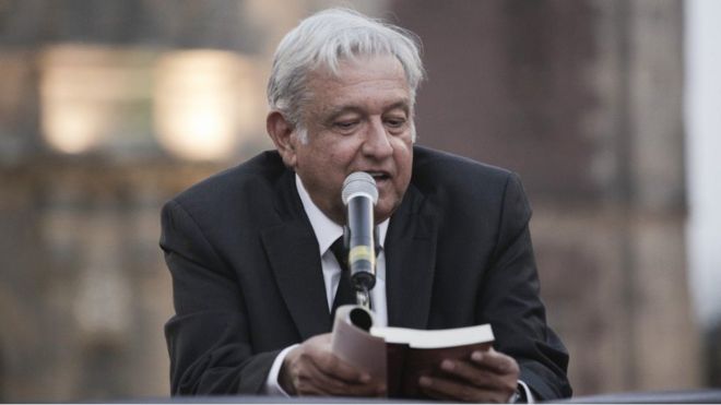 López Obrador lee uno de sus libros